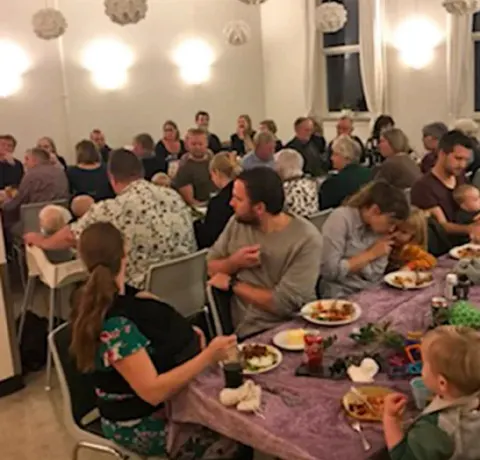 Fællesspisning i den gamle skole