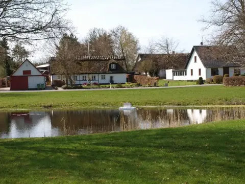 Gadekæret i Hvedstrup med stråtækte huse